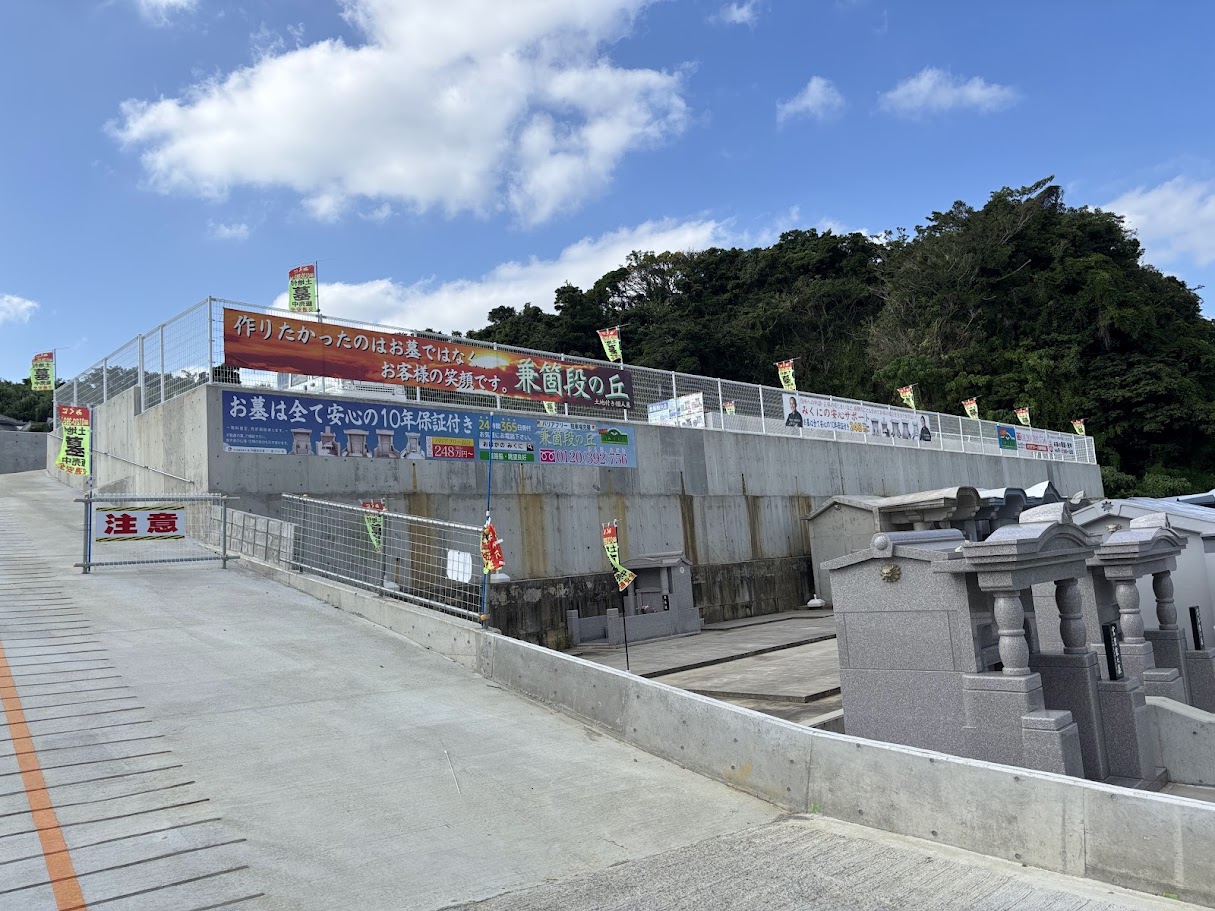 高台にそびえ立つロケーション